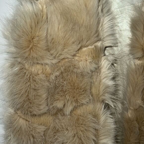NWOT. Luxury Soft Faux Fur Vest - Picture 2 of 4